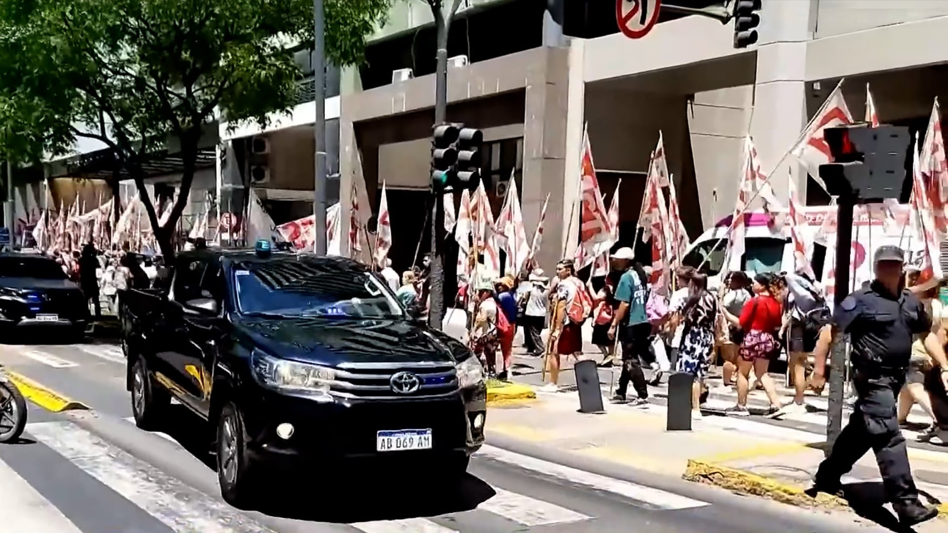 Protesta y demoras en Retiro por un piquete de las dos CTA: el Metrobús estuvo interrumpido