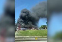Se incendian locales textiles en La Matanza: bomberos trabajan en el lugar