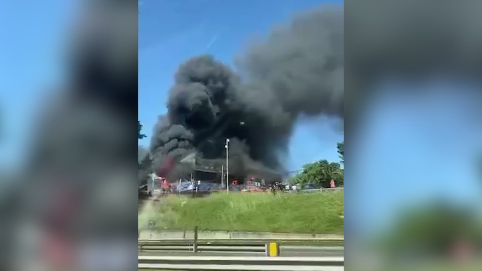 Se incendian locales textiles en La Matanza: bomberos trabajan en el lugar