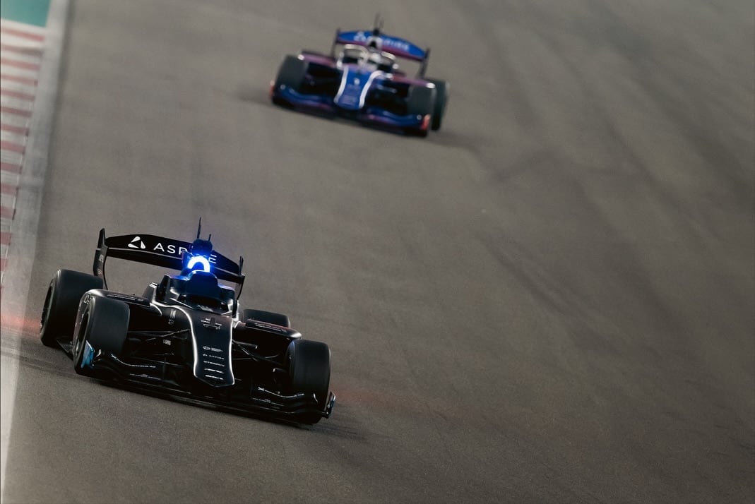 Un auto controlado por inteligencia artificial venció a Daniil Kvyat, expiloto de la Fórmula 1