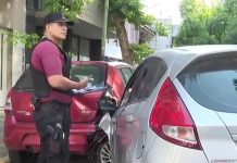 Un conductor enyesado y ebrio chocó en Palermo a dos autos estacionados y se atrincheró en su vehículo
