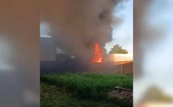 Un feroz incendio se desató en una fábrica de plásticos de La Plata