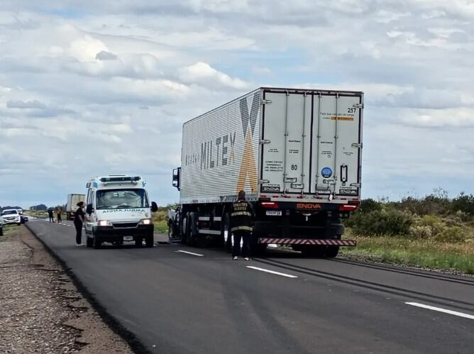 Una camioneta chocó a un camión de atrás, se cruzó de carril e impactó de frente contra otro camión en Mendoza: un muerto
