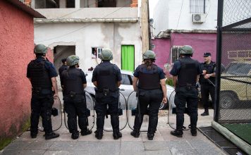 Una nueva banda peruana de la villa Zavaleta secuestró a un joven: hay tres policías detenidos