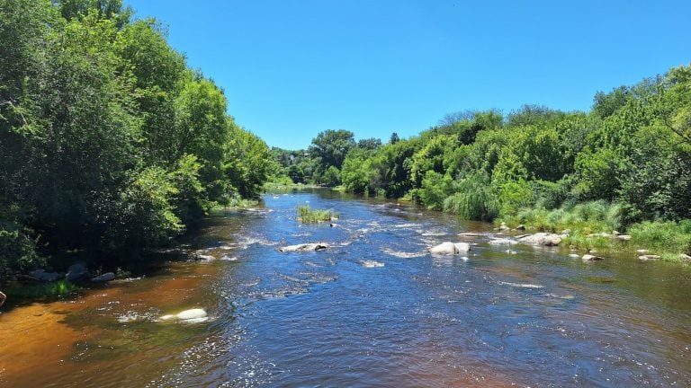 Una turista brasilera se metió desnuda a un río de Córdoba y provocó la intervención policial