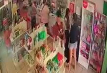 Video: así dos mecheras vaciaron una estantería de una farmacia de La Plata en cuestión de minutos