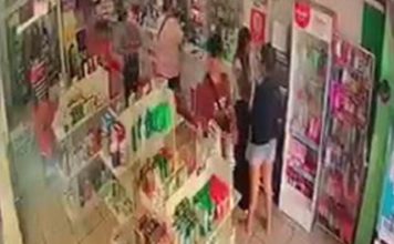Video: así dos mecheras vaciaron una estantería de una farmacia de La Plata en cuestión de minutos