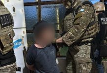 Video: así la Policía redujo con una Taser a un hombre que disparaba desde un balcón en Boedo