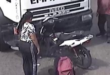 Video: el violento choque frontal entre una moto y un camión en Don Torcuato