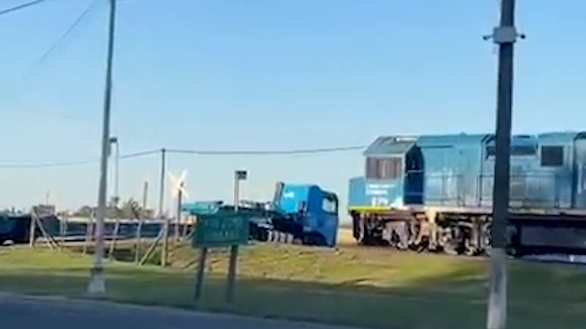 Video: un camión quedó varado en las vías y un tren de carga lo arrolló en Santa Fe
