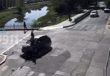 Violento choque en Córdoba: un motociclista salió despedido tras chocar contra un auto en una avenida