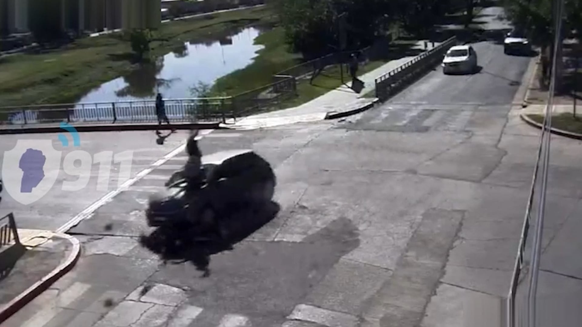 Violento choque en Córdoba: un motociclista salió despedido tras chocar contra un auto en una avenida