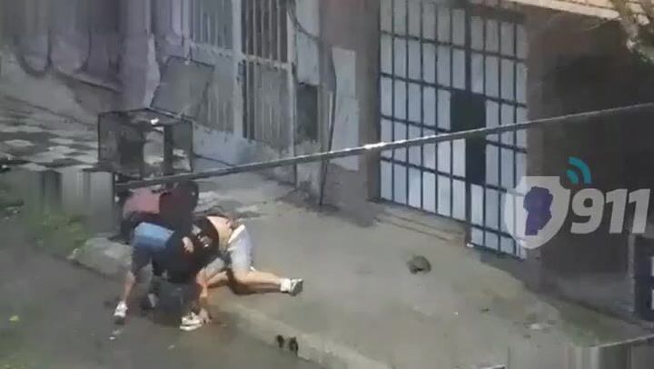 Violento robo en Córdoba: delincuentes emboscaron a un vecino y lo golpearon en el piso para sacarle el celular
