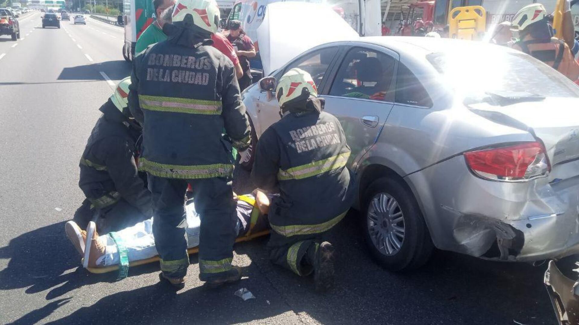 Volcó un camión que transportaba aceite y derramó contenido sobre el asfalto en la autopista 25 de mayo