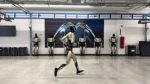 Optimus, el robot de Elon Musk, aprende a correr como los humanos