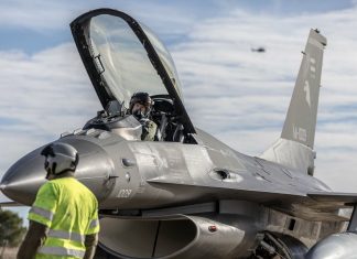 Arrancó la travesía de los F-16 que compró el Gobierno: los detalles del itinerario de los aviones caza