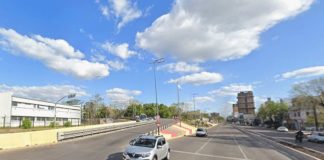 Con disparos al aire y motos rugiendo: así despidieron en Lanús al delincuente que murió baleado por un policía porteño