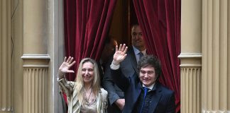 El festejo tribunero de Milei y las limitaciones del “pacman” violeta en el Congreso