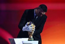 El misterio detrás de los guantes de Scaloni cuando ingresó el trofeo al sorteo del Mundial 2026: el antecedente de Deschamps