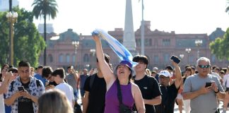 Gritos, banderas argentinas y celulares al aire: así se vivió en Plaza de Mayo el paso de los aviones caza F-16