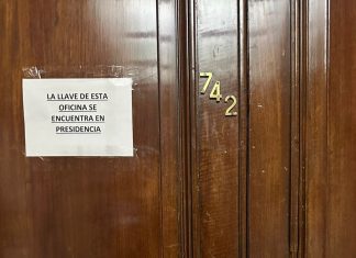 Gritos, forcejeos y polémica con una senadora kirchnerista que denunció que le bloquearon el acceso a su despacho