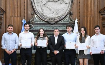 La Legislatura porteña reconoció al equipo de Ingeniería en Petróleo de la UBA que se consagró campeón del mundo