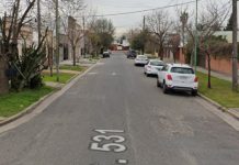 Sorprendieron a un hombre cuando abría la puerta del garaje de su casa y le robaron el auto en La Plata