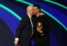 “Te pido disculpas”: el gesto de Gianni Infantino con Lionel Scaloni tras la petición de usar guantes para tocar la Copa del Mundo