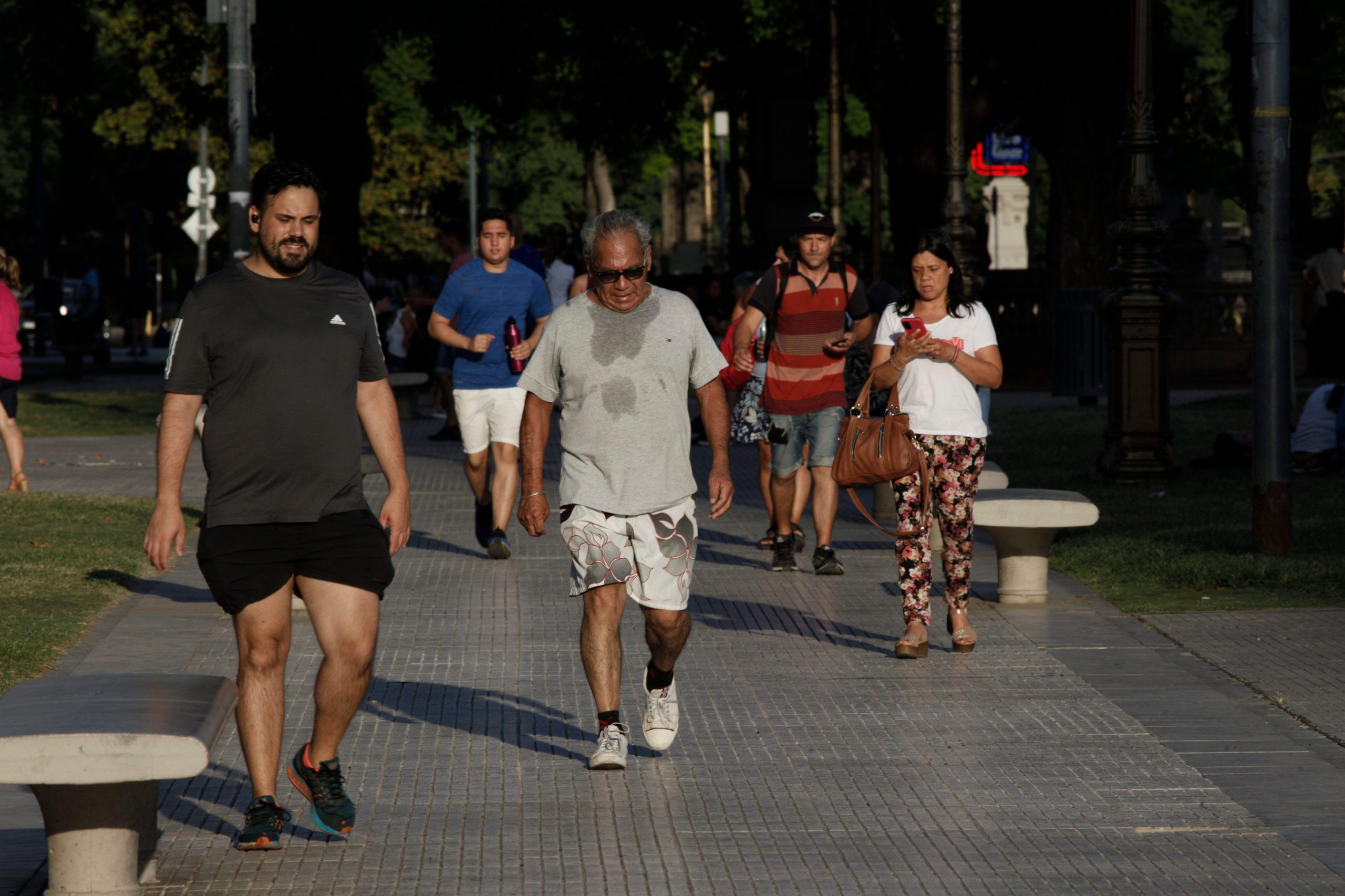 Temperaturas arriba de los 35° y sin lluvia: cómo estará el tiempo en el AMBA durante el fin de semana largo