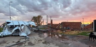 Un fuerte temporal en Carlos Casares provocó múltiples destrozos y hay varias ciudades bajo alerta amarilla