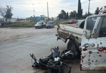 Un motociclista corría una picada y terminó incrustado en el parabrisas de una camioneta con múltiples fracturas