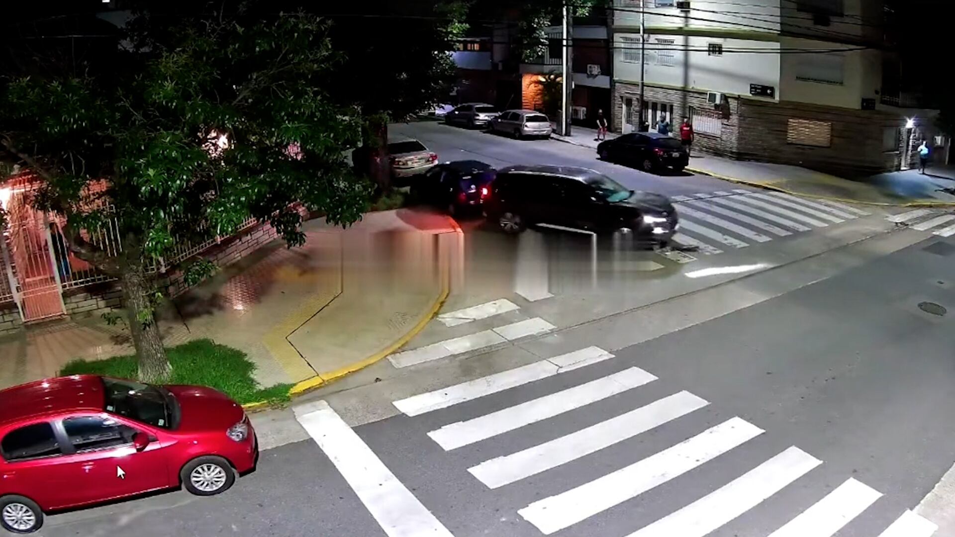 Video: un conductor alcoholizado embistió a cuatro autos en Villa del Parque y causó destrozos en una casa